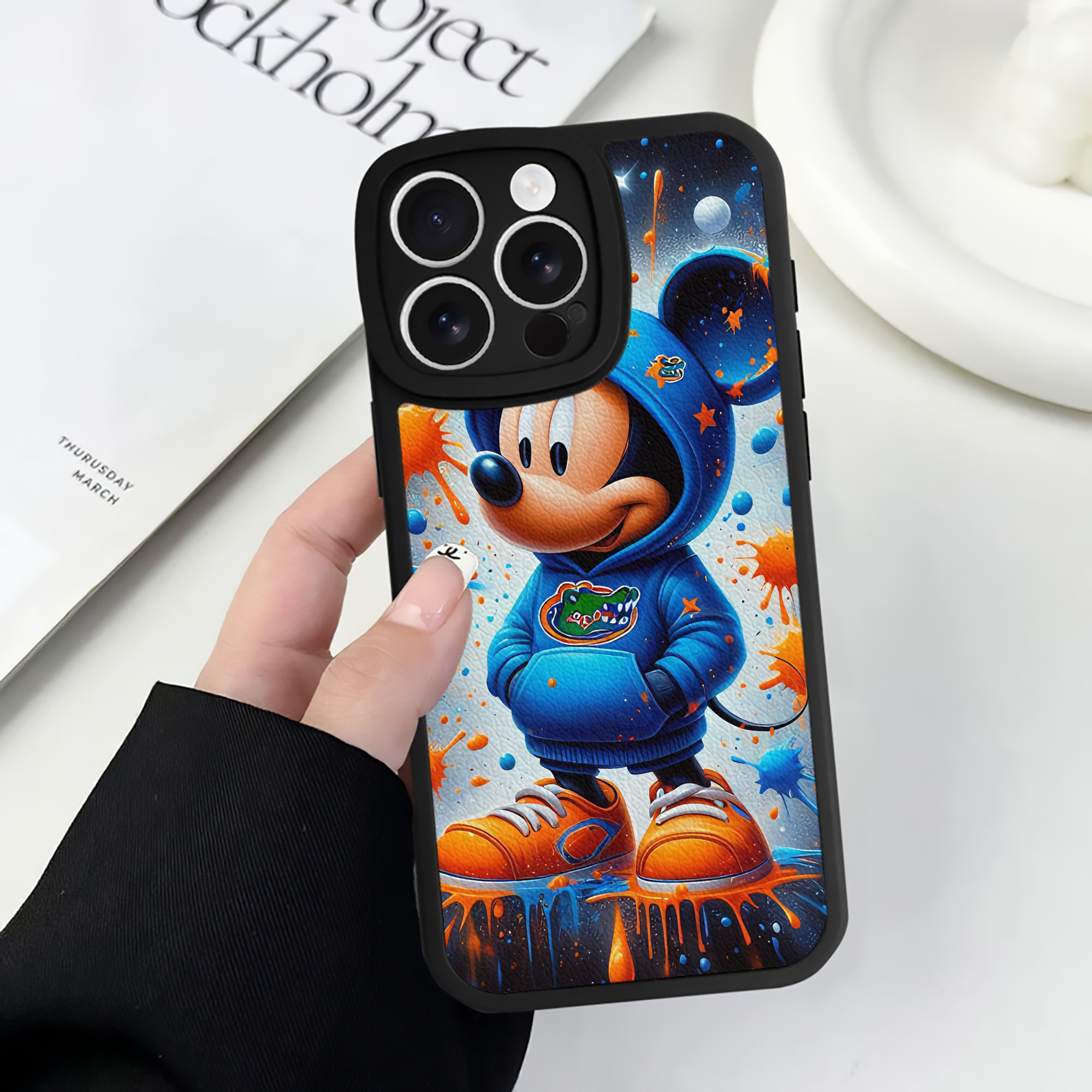 （画像用） ミッキーマウス Mickey Mouse 【iPhone 16シリーズ対応】シリコンスマホケース（レザー調） 材質：シリコン